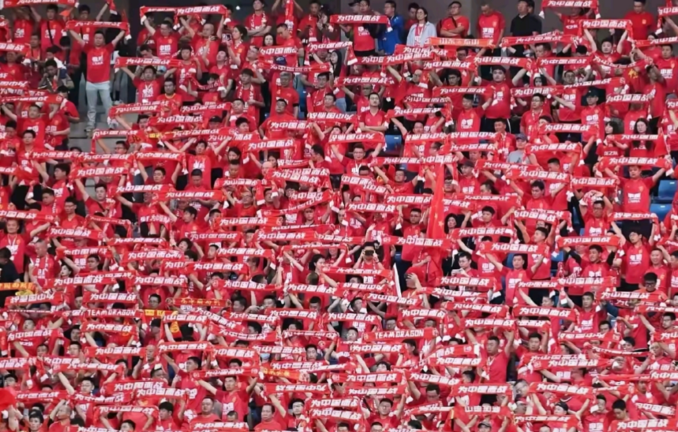 包含比赛现场观众热情高涨，呐喊声此起彼伏的词条