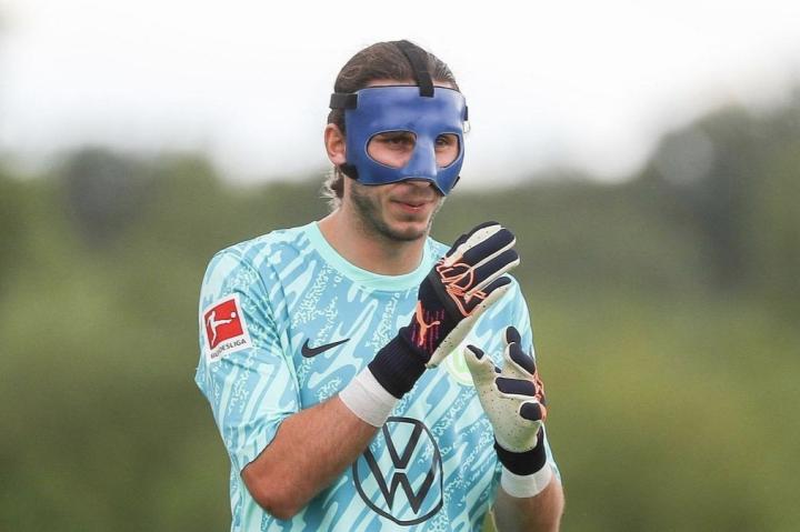 包含狼堡门将表现出色，获得球迷认可的词条