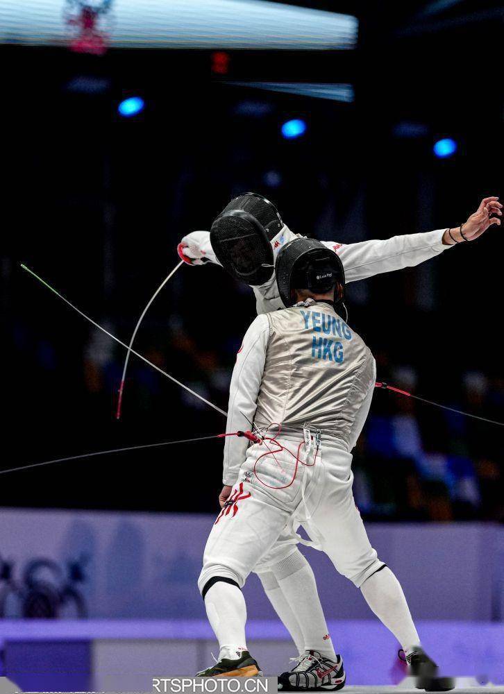 华体会登陆-阿根廷运动员在击剑比赛中获得铜牌