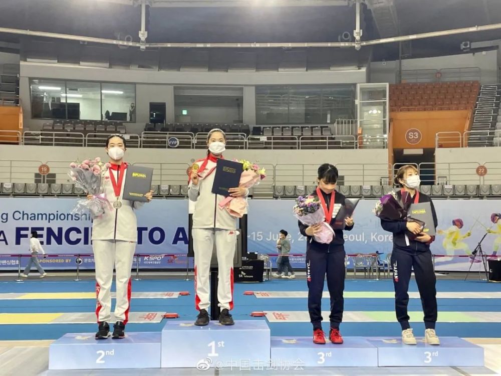 阿根廷运动员在击剑比赛中获得铜牌 阿根廷运动员在击剑比赛中获得铜牌